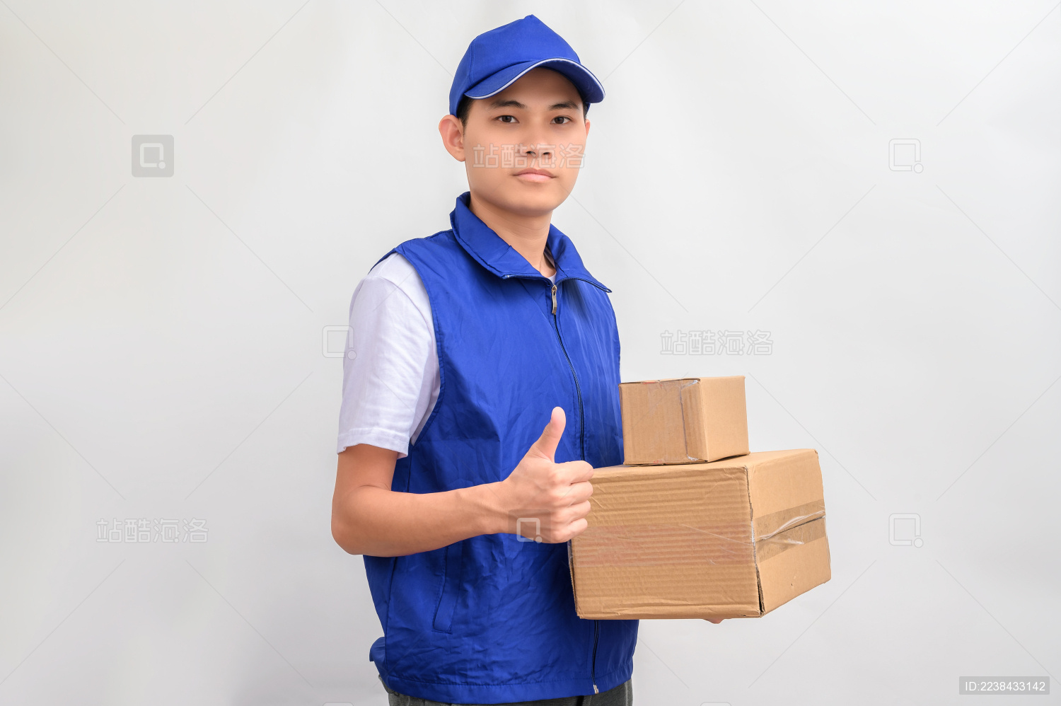 白色背景前拿着包裹的快递小哥