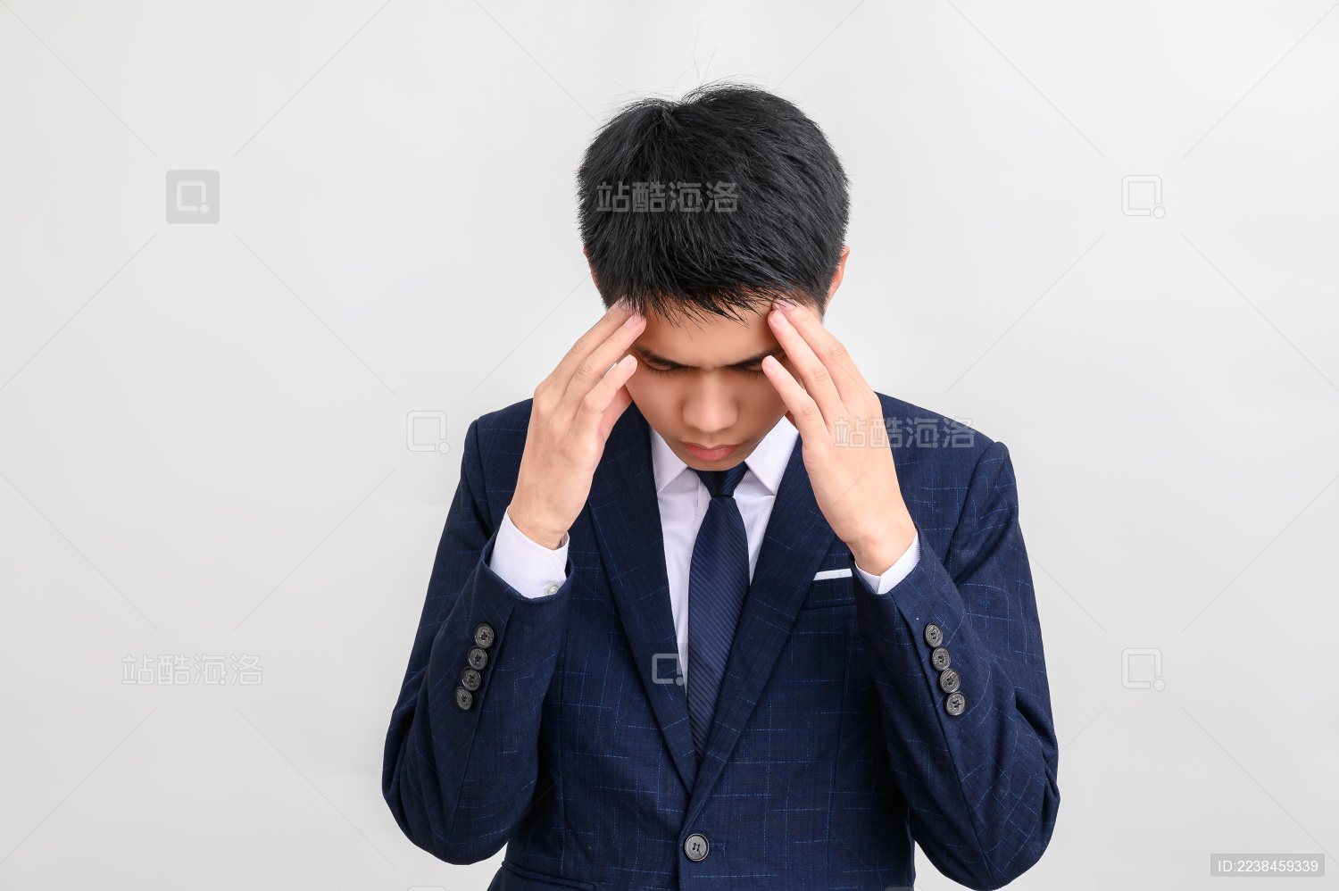 白色背景前头痛的年轻商务男性