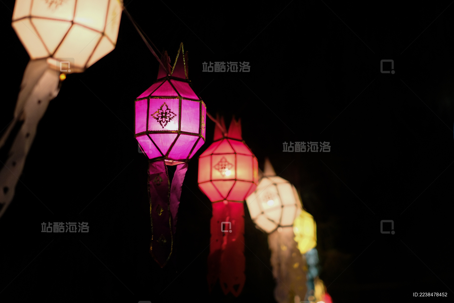 泰国清迈水灯节上的五彩灯笼