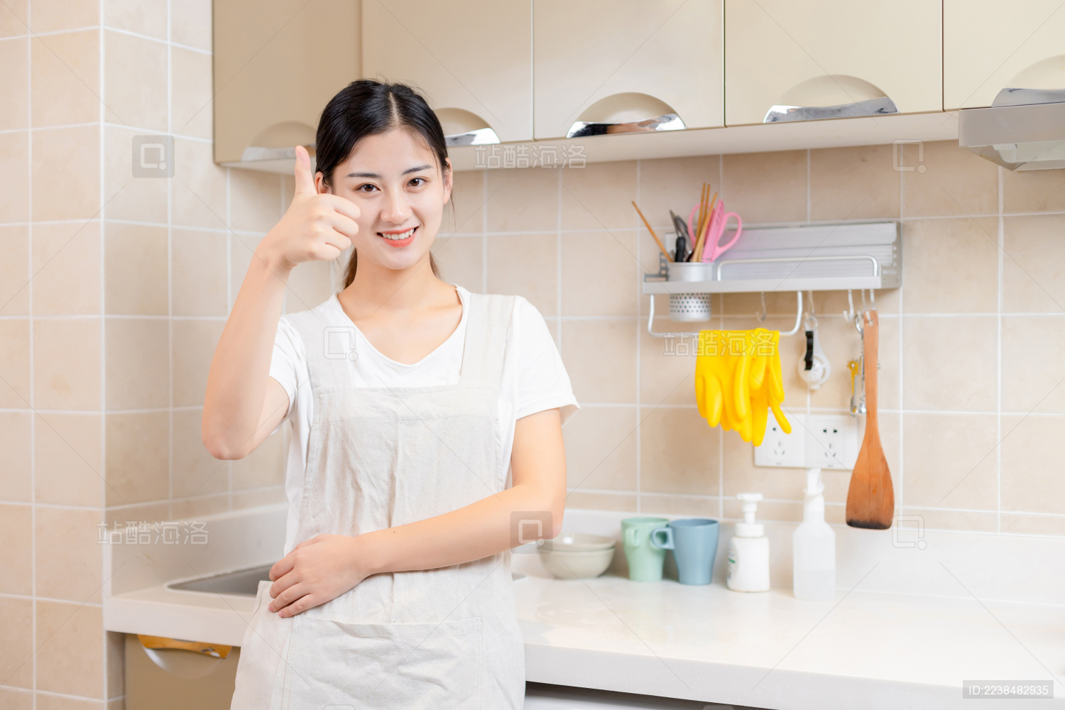 在厨房打扫卫生的家庭主妇