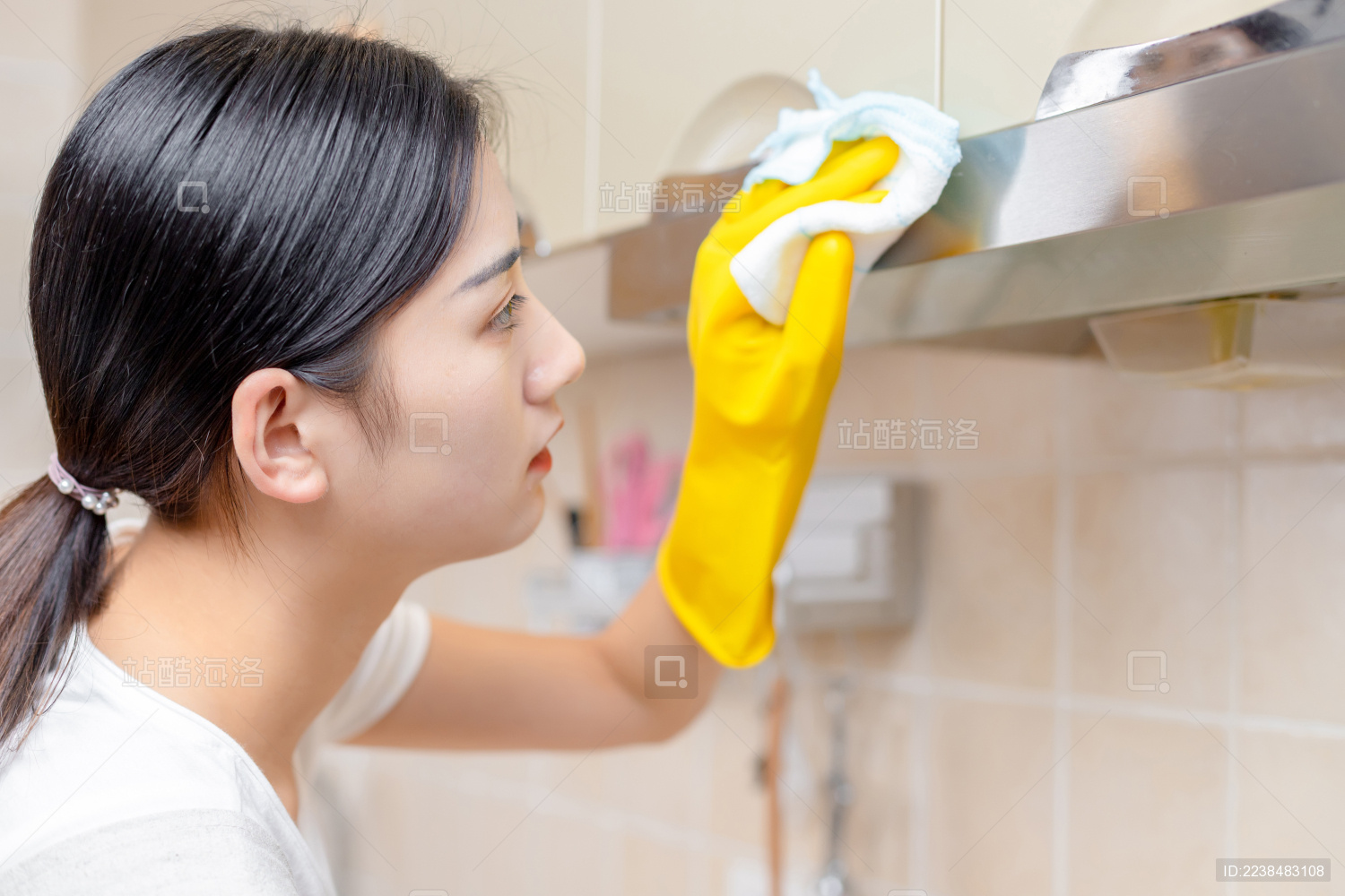 在厨房打扫卫生的家庭主妇