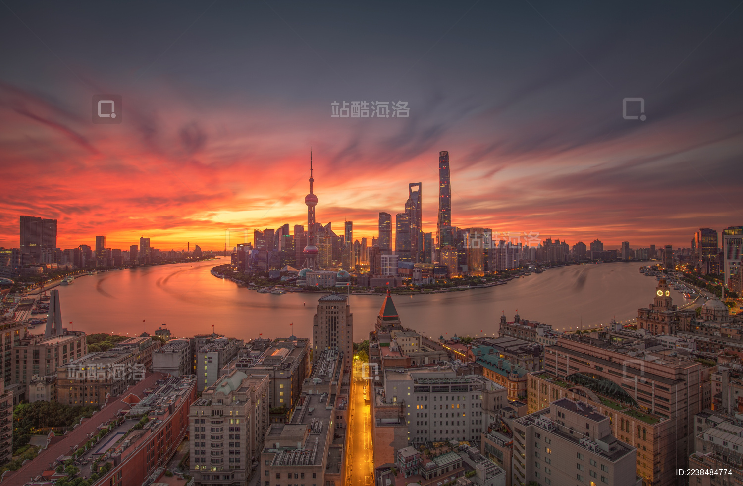 上海外滩日出火烧云