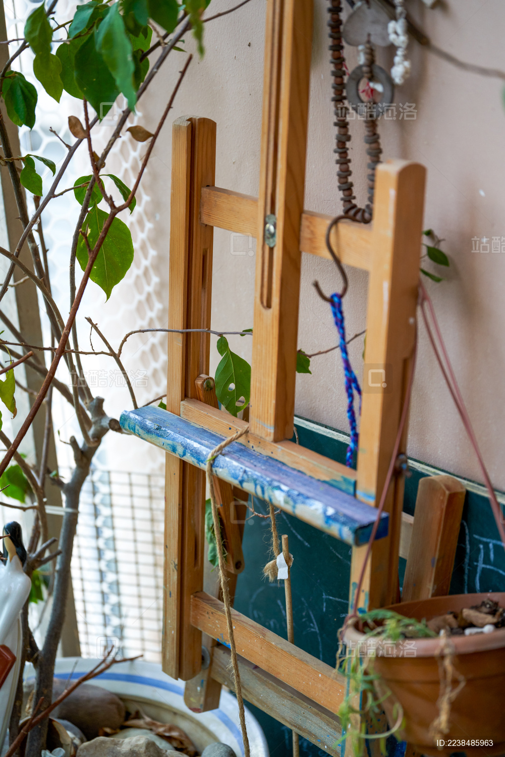 一个使用了很久的油画画架