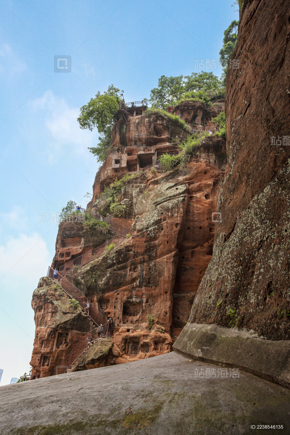 乐山大佛岩壁上的阶梯