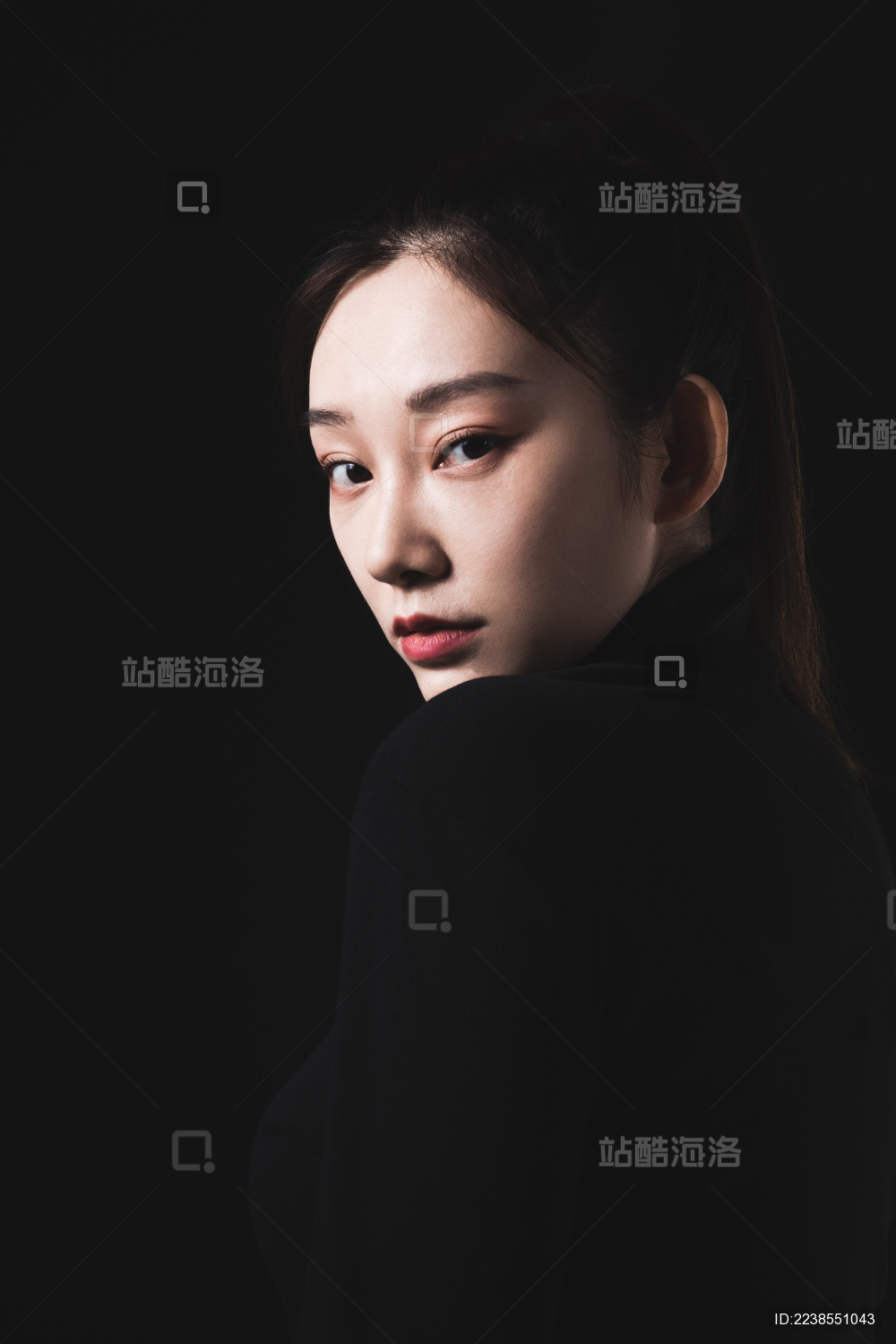 黑色背景的年轻女性肖像