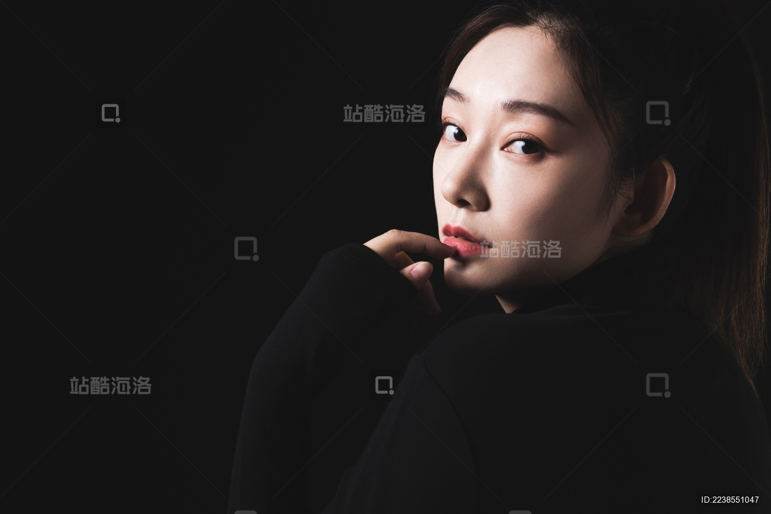 黑色背景的年轻女性肖像