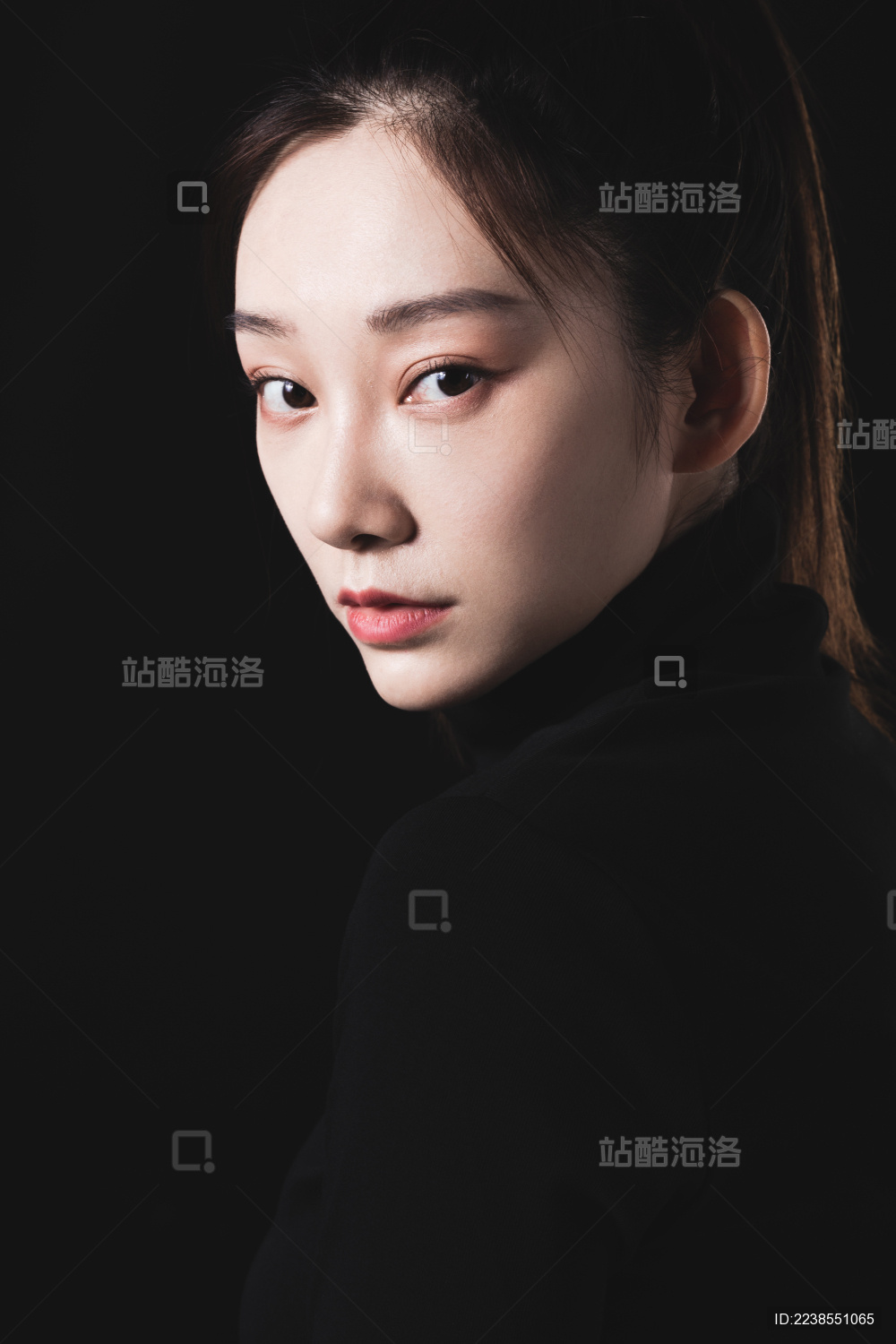 黑色背景的年轻女性肖像