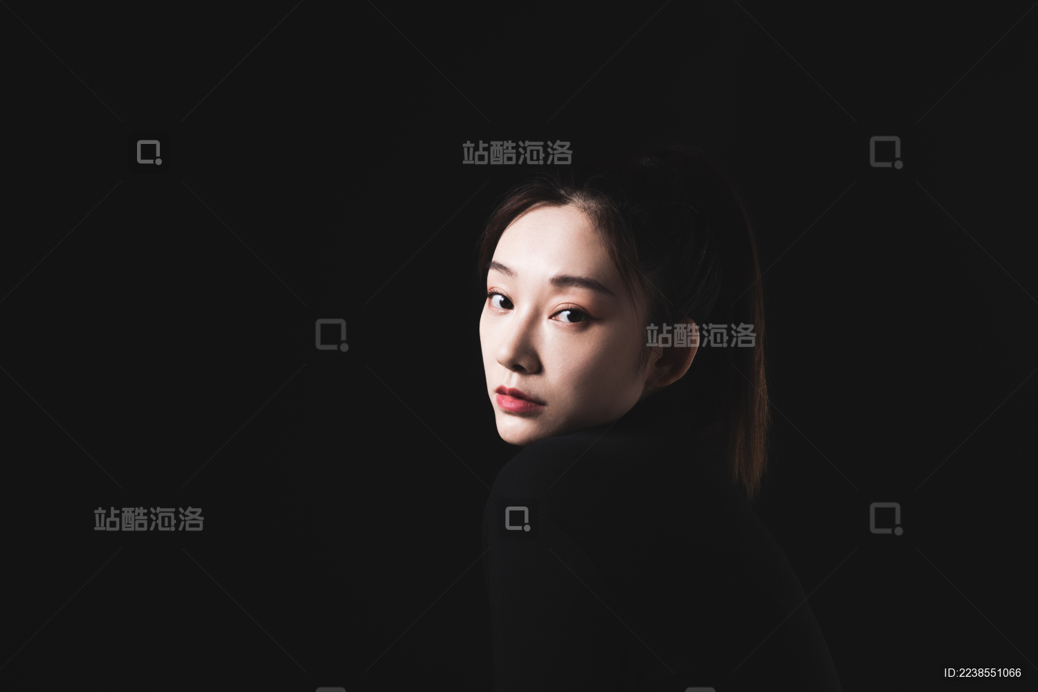 黑色背景的年轻女性肖像