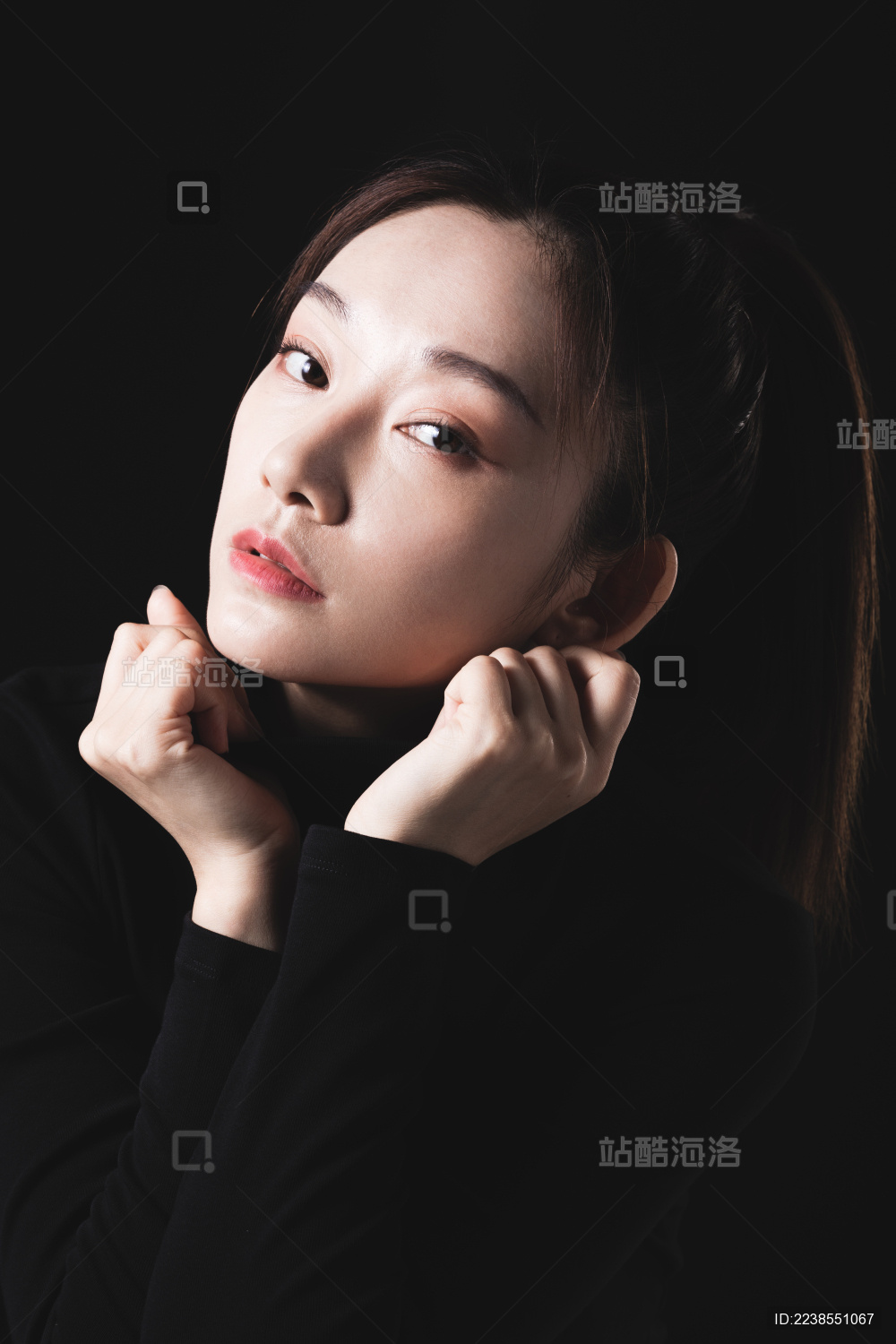 黑色背景的年轻女性肖像