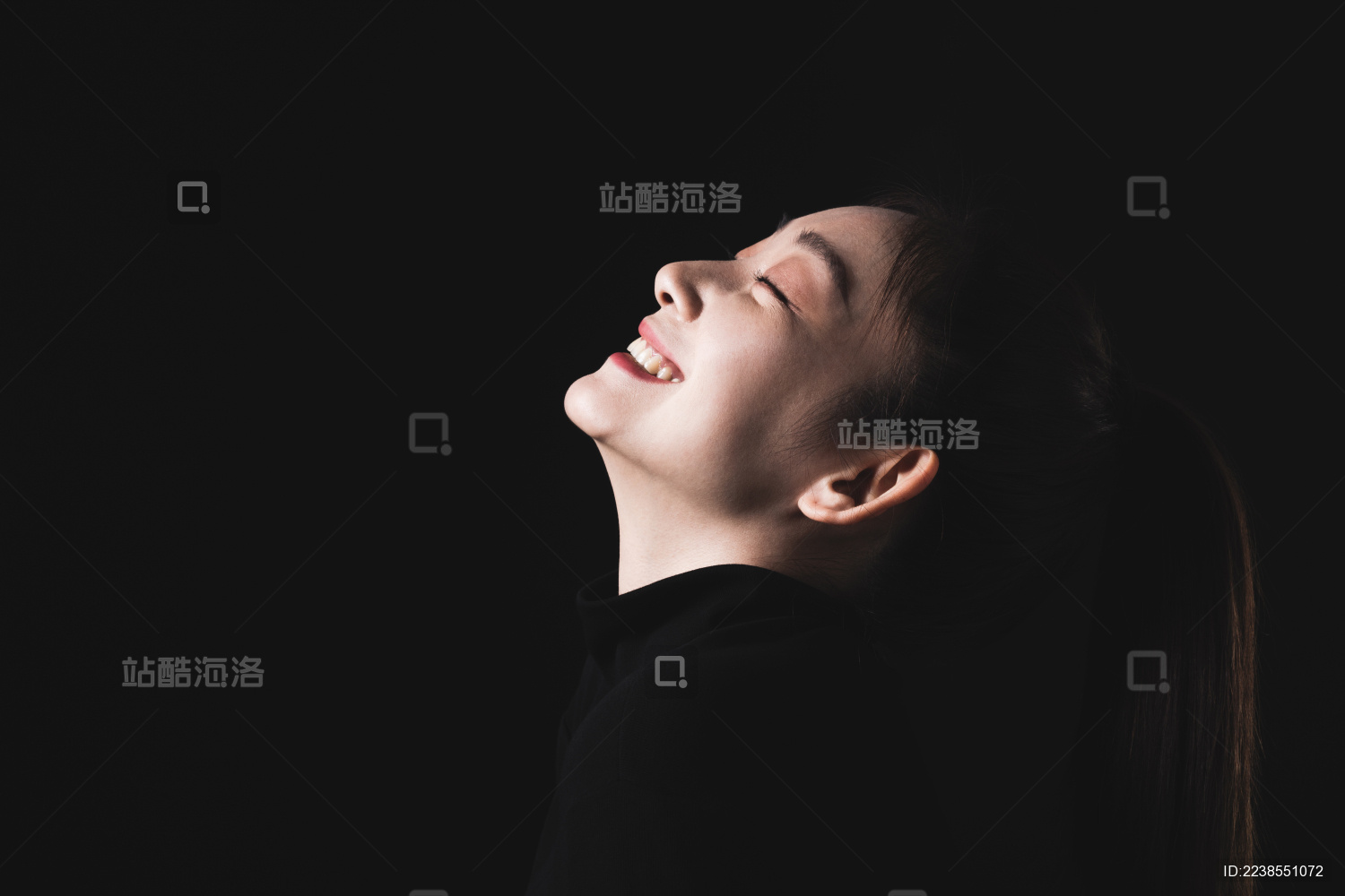 黑色背景的年轻女性肖像