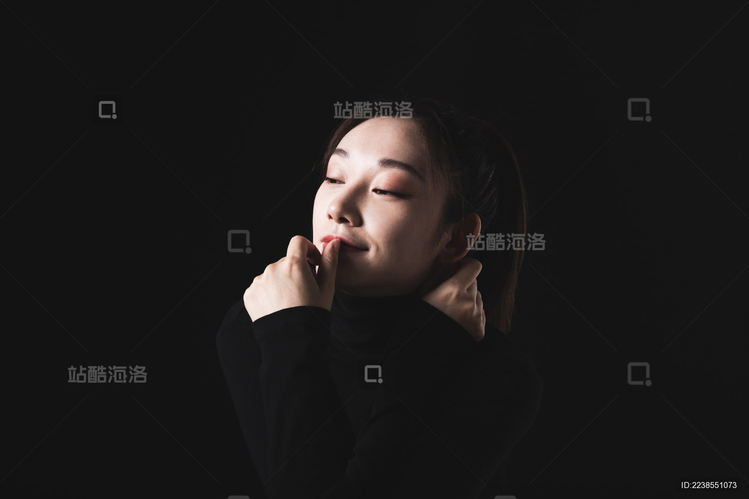 黑色背景的年轻女性肖像