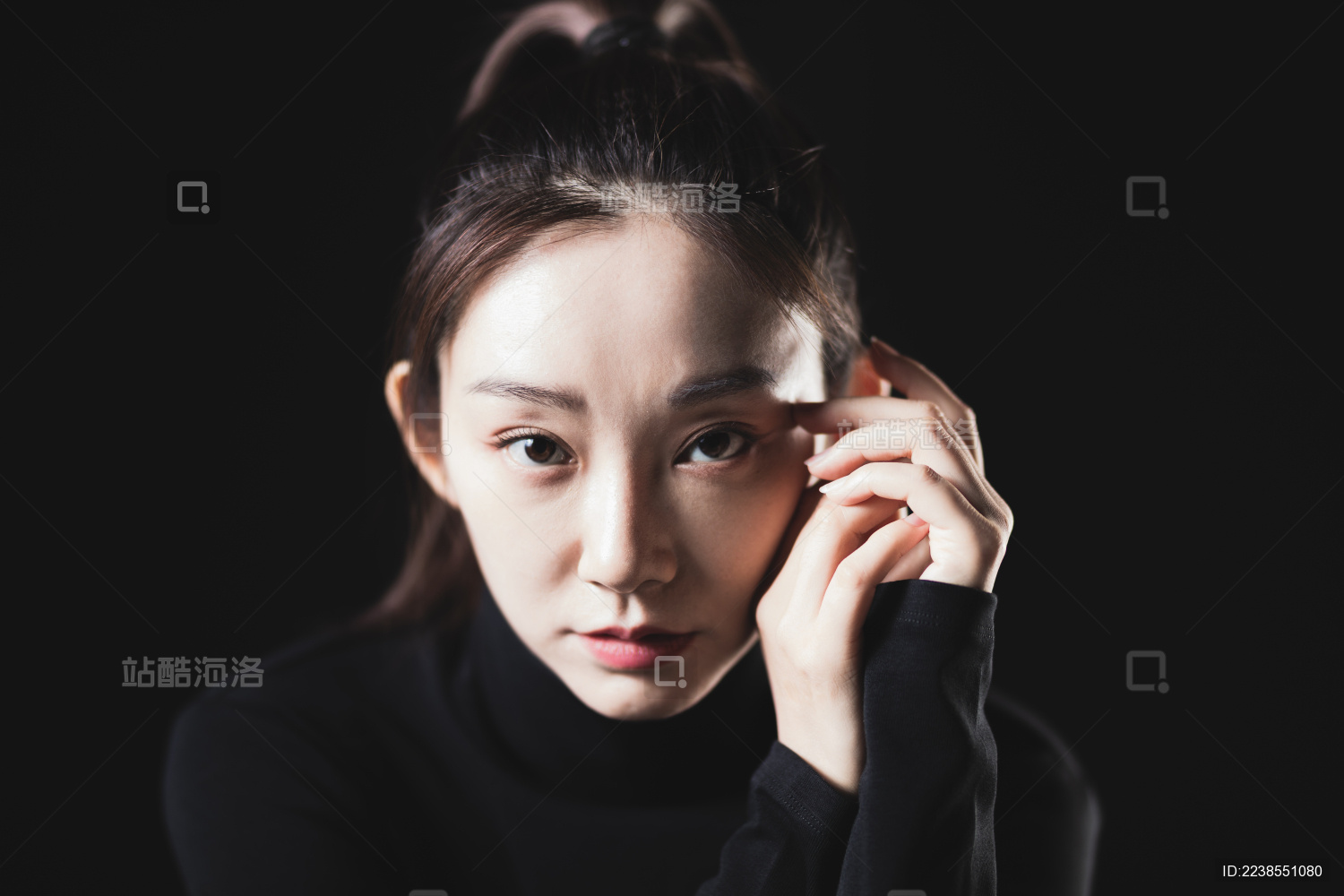 黑色背景的年轻女性肖像