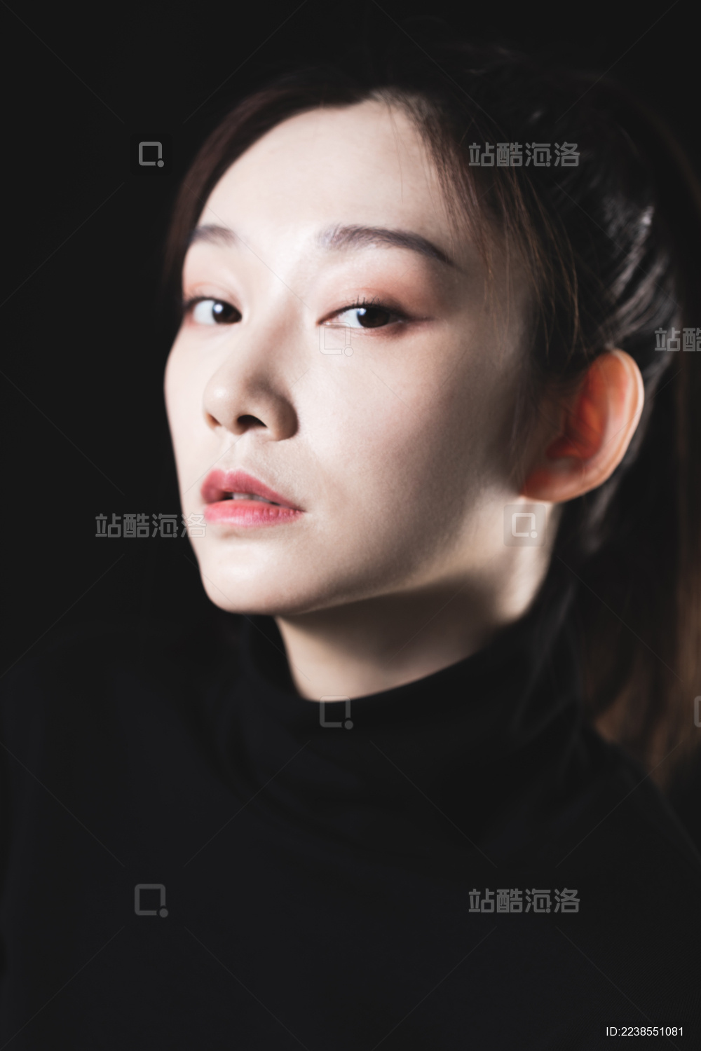 黑色背景的年轻女性肖像