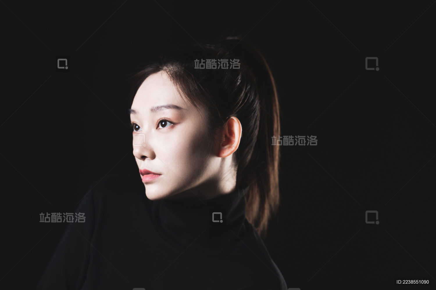 黑色背景的年轻女性肖像