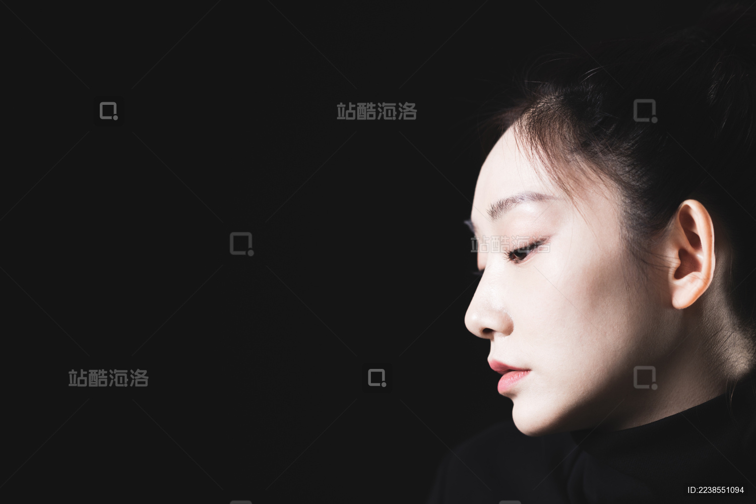 黑色背景的年轻女性肖像