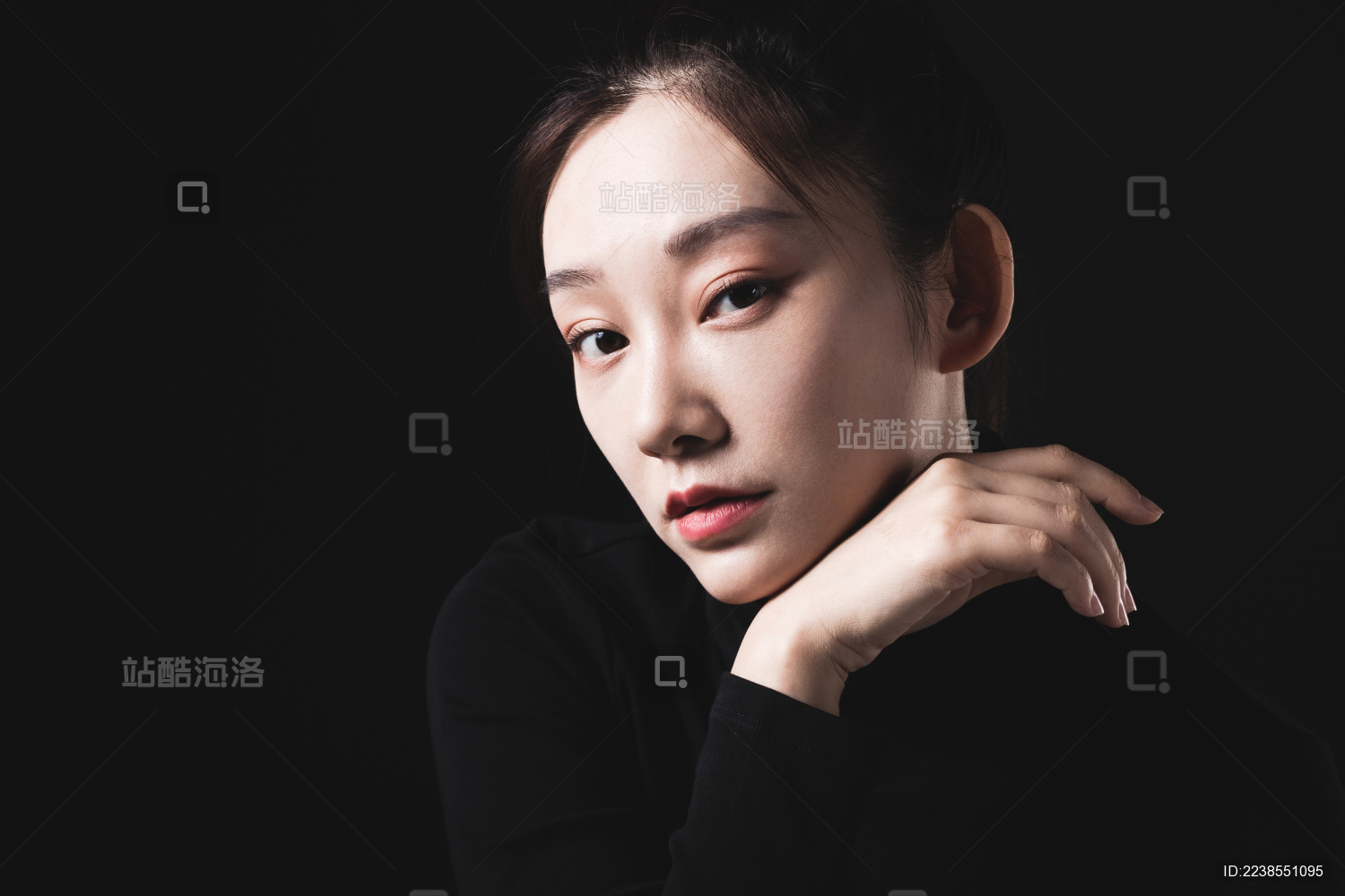 黑色背景的年轻女性肖像