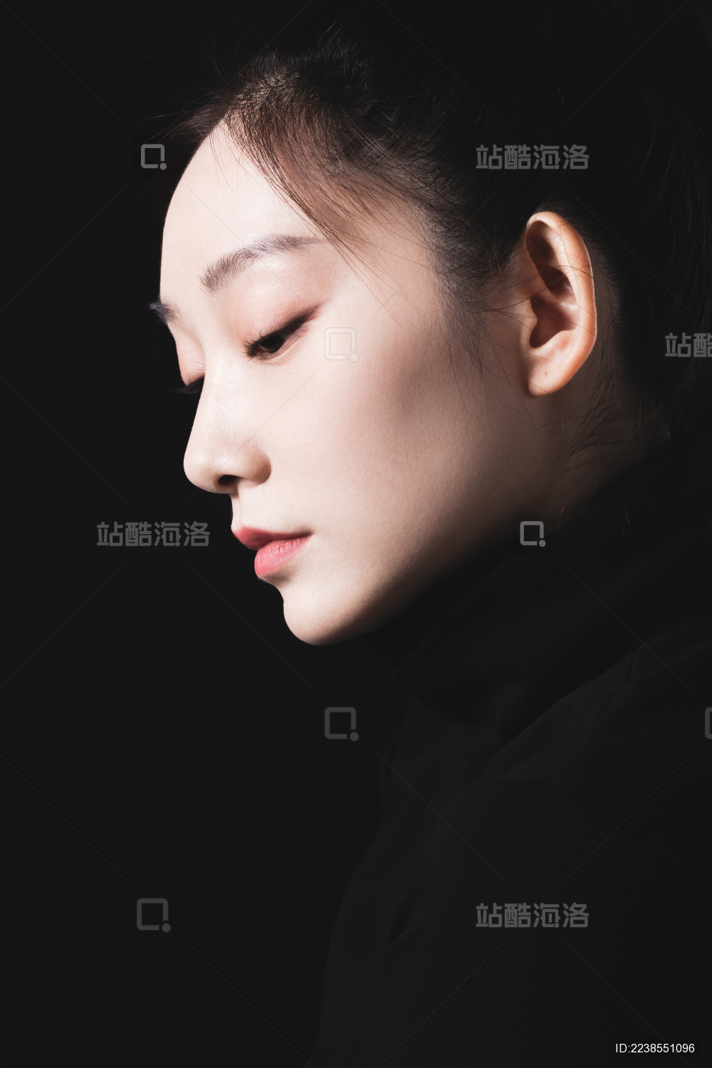 黑色背景的年轻女性肖像