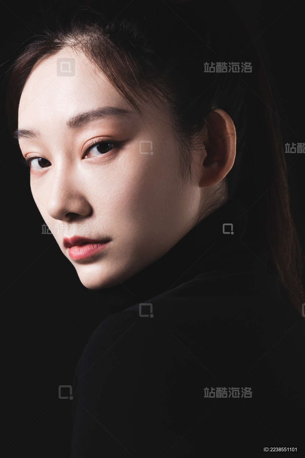 黑色背景的年轻女性肖像