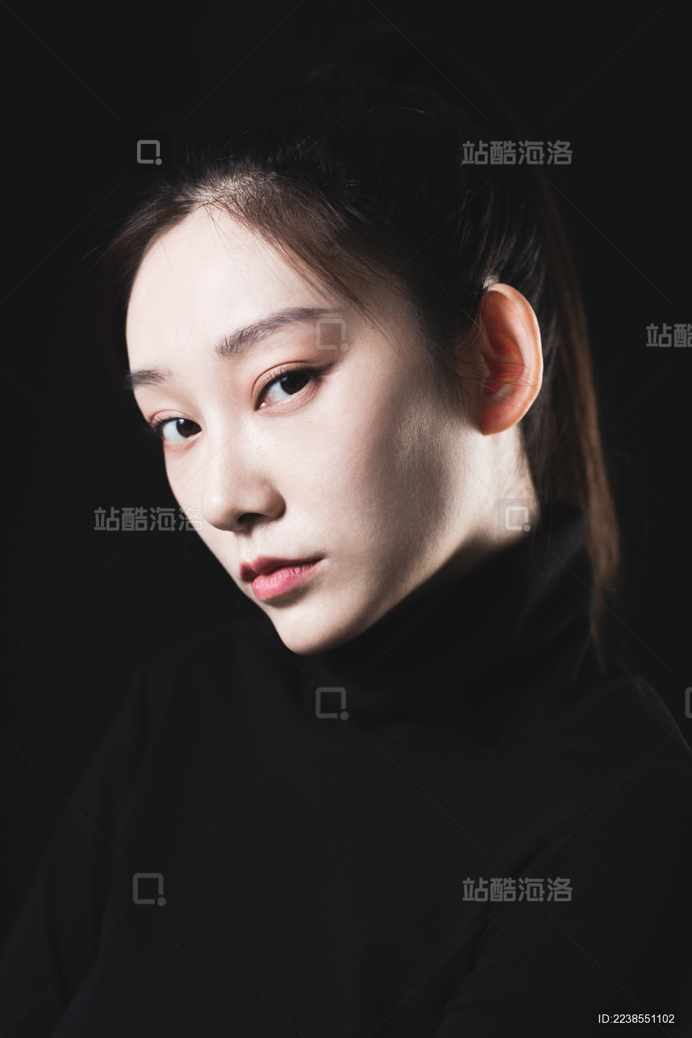 黑色背景的年轻女性肖像