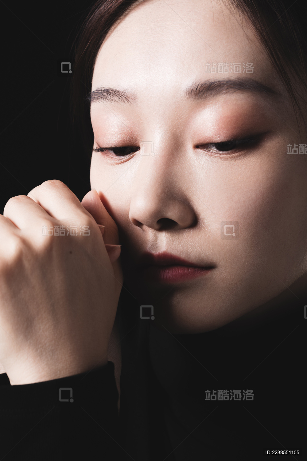 黑色背景的年轻女性肖像