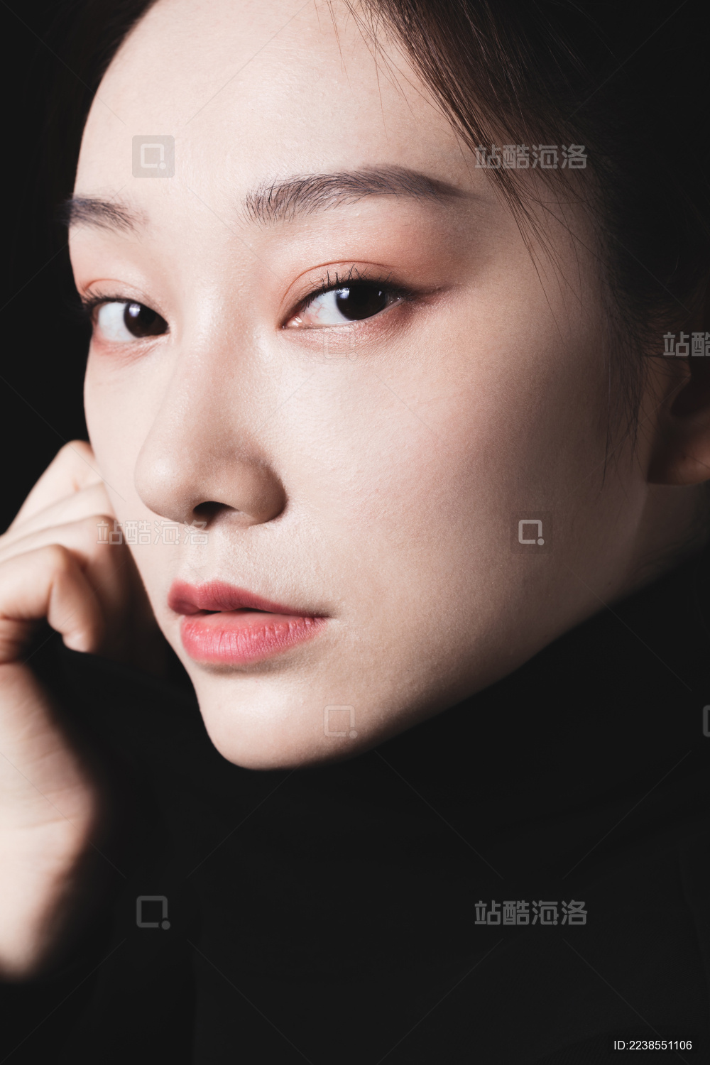 黑色背景的年轻女性肖像