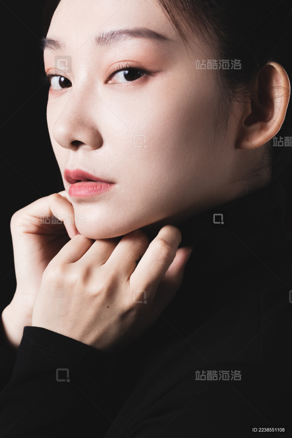 黑色背景的年轻女性肖像