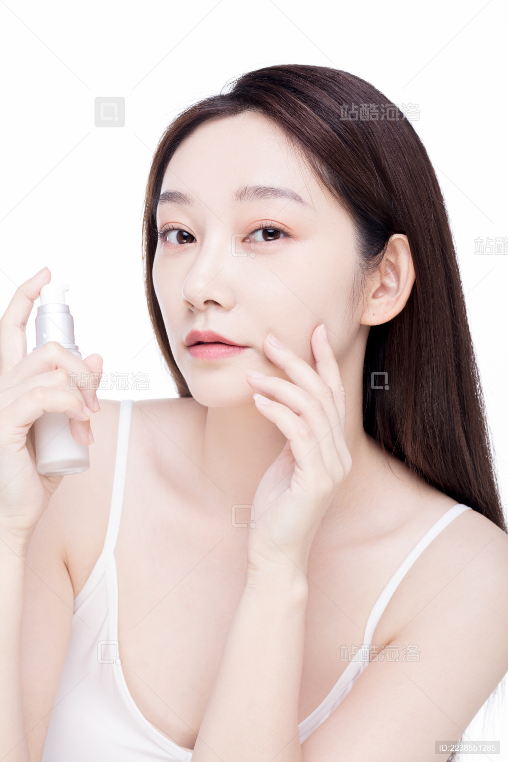 白色背景前的美妆女性肖像