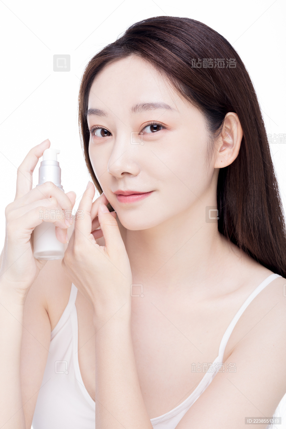 白色背景前的美妆女性肖像