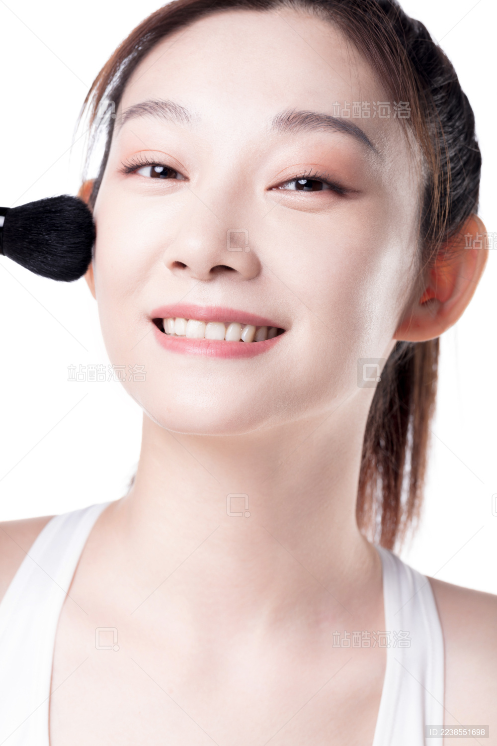 白色背景前的美妆女性肖像