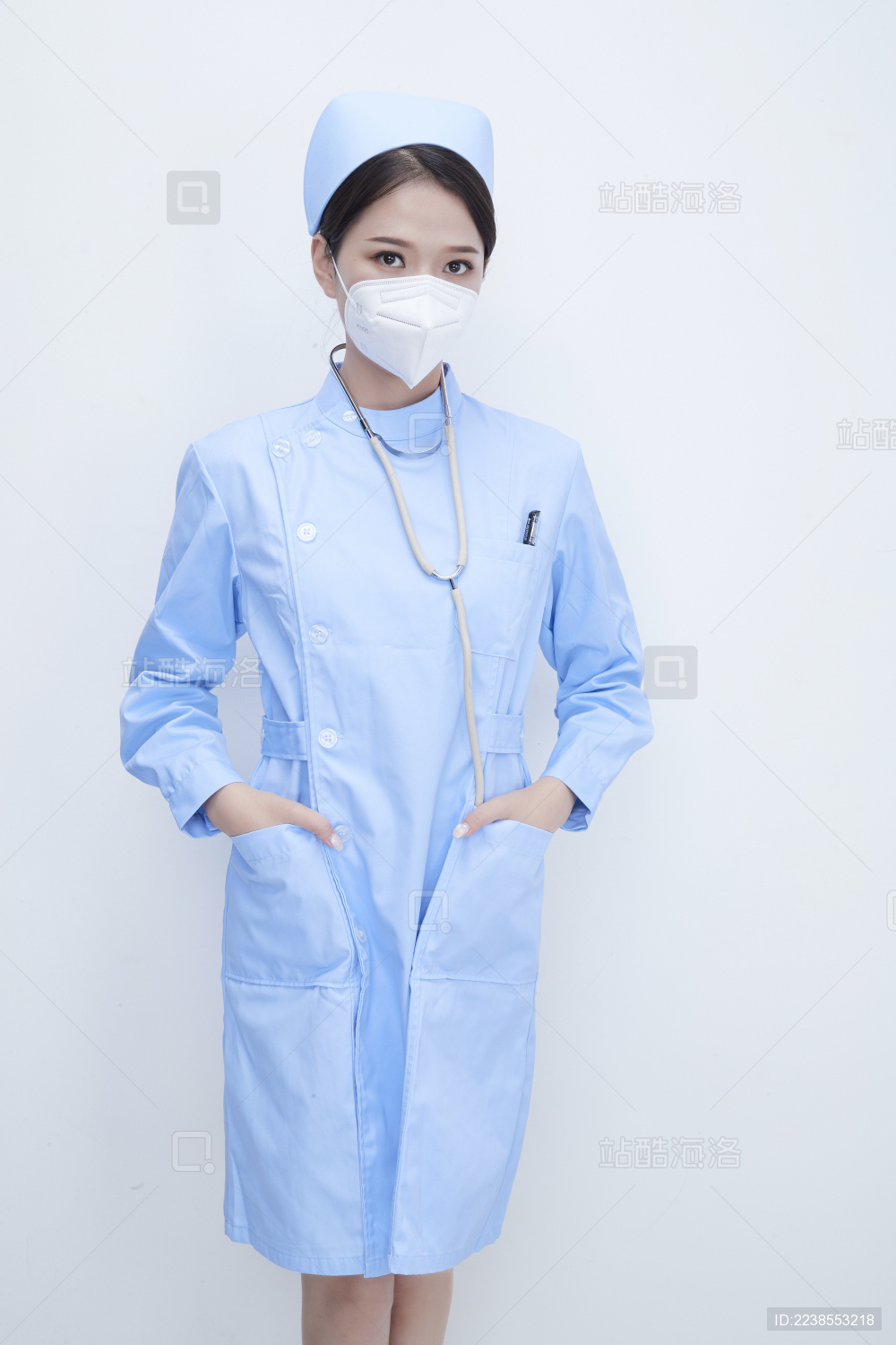 穿蓝色护士服佩戴听诊器口罩的女性医护人员