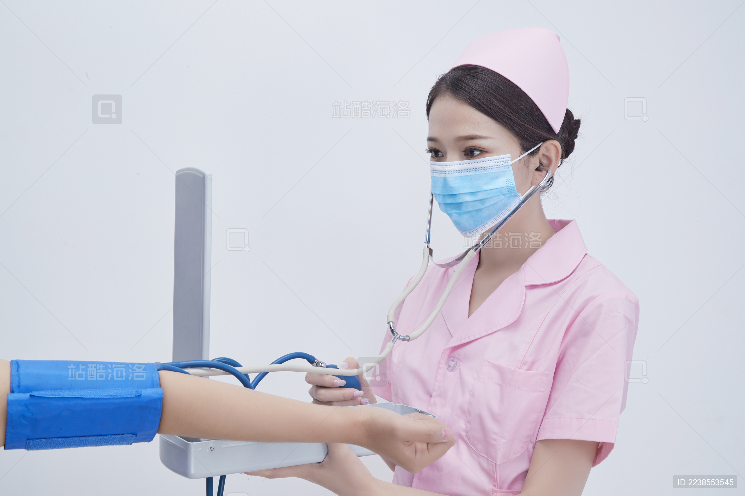 护士给病人量血压照片摄影图片_ID:300175917-Veer图库