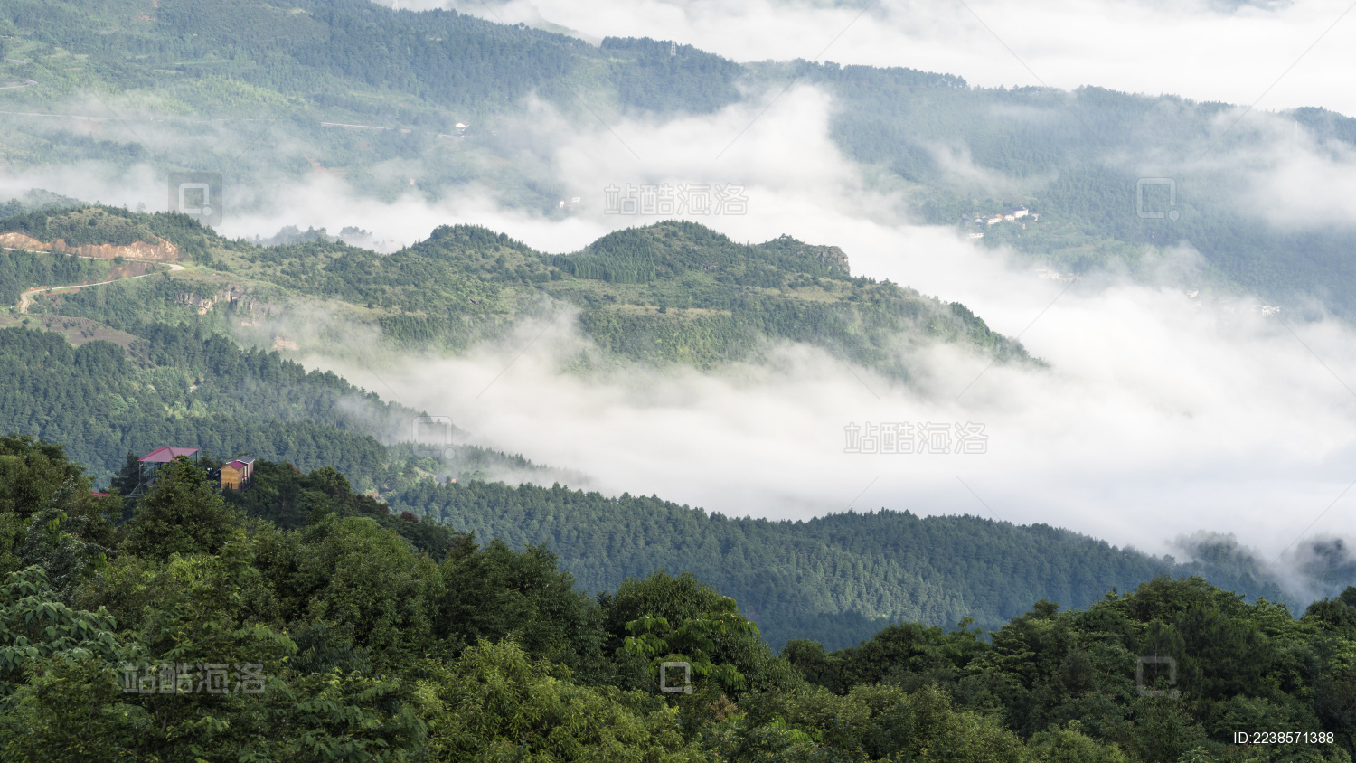 夏季晨雾中的重庆綦江区石林镇自然风光