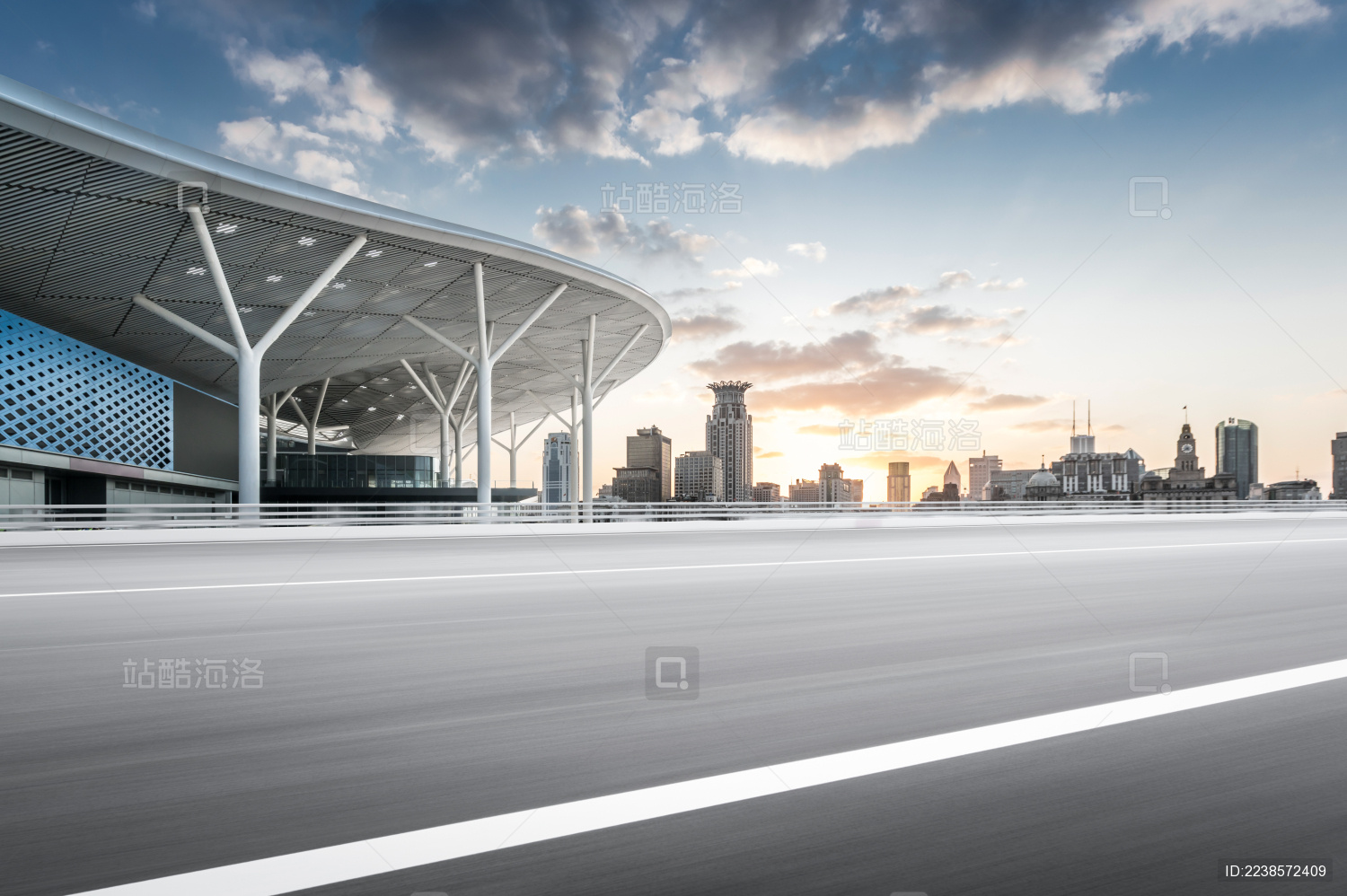 上海天际线和空旷道路的建筑物