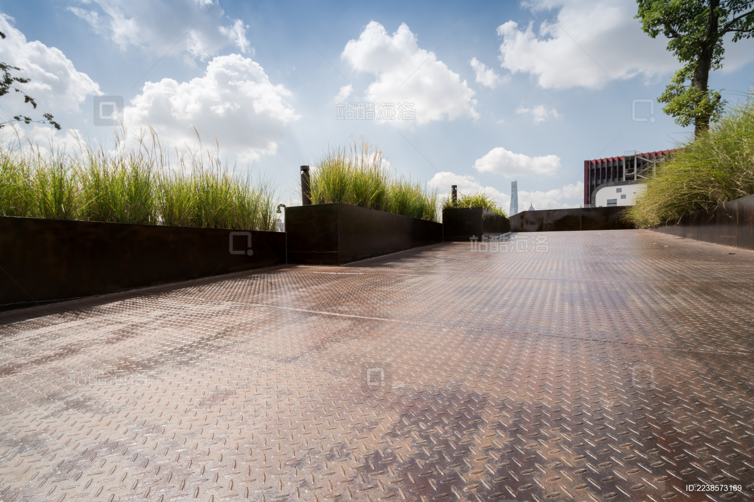 上海天际线和空旷道路的建筑物