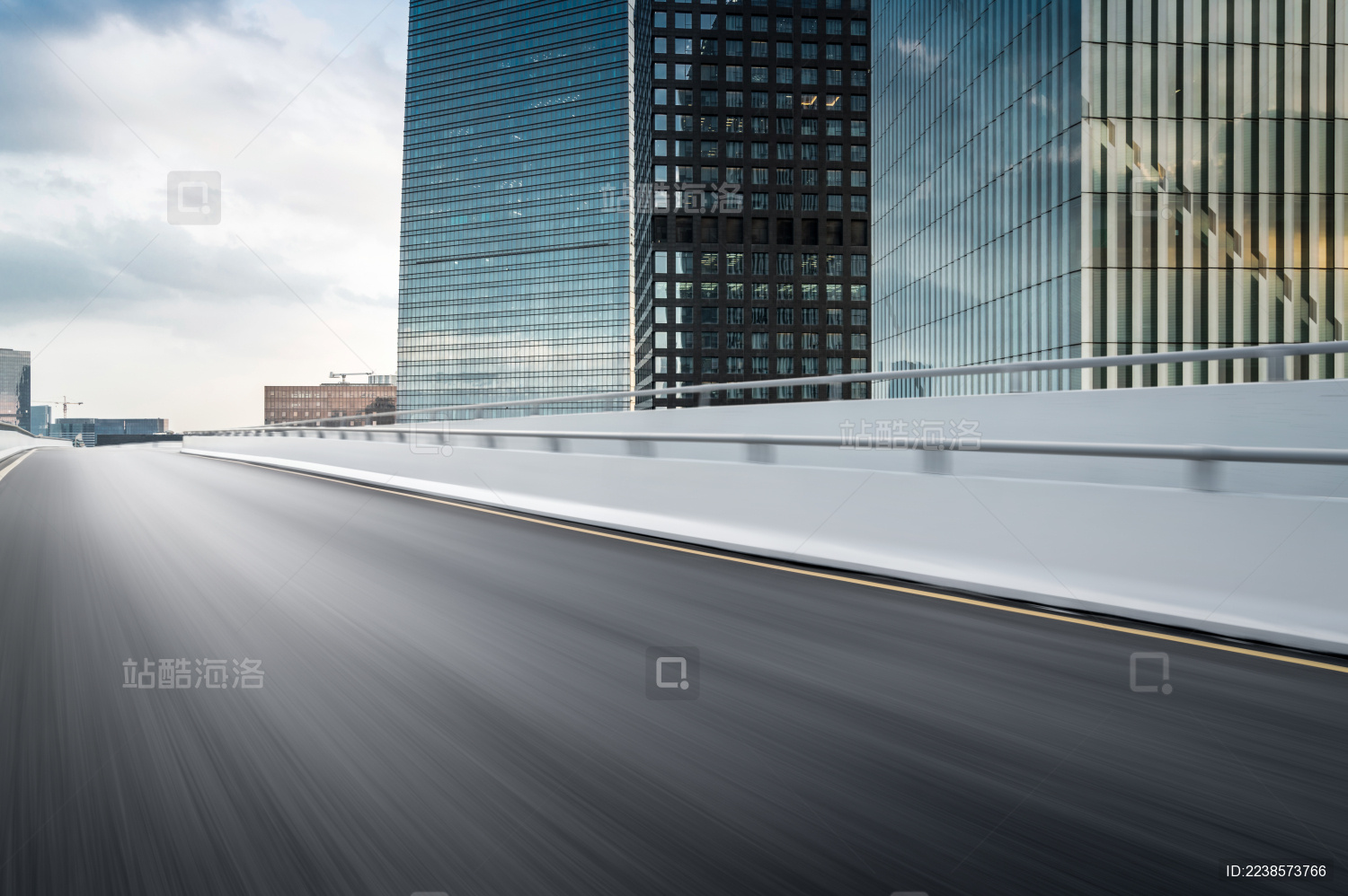 广州市容空旷的马路道路城市天际线