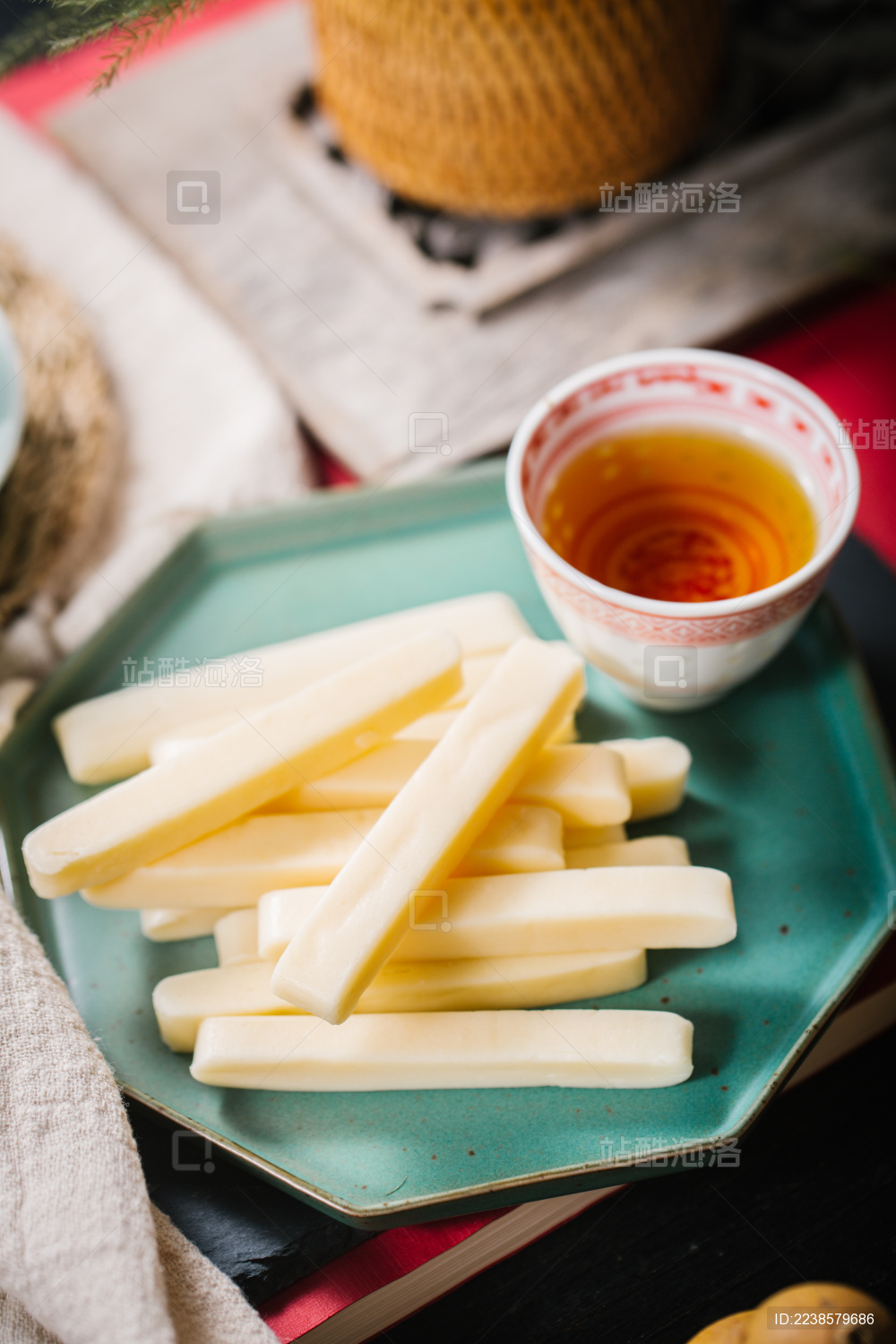 盘子里的奶酪条