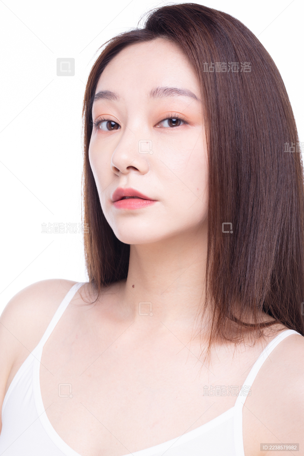 白色背景前的中国女性