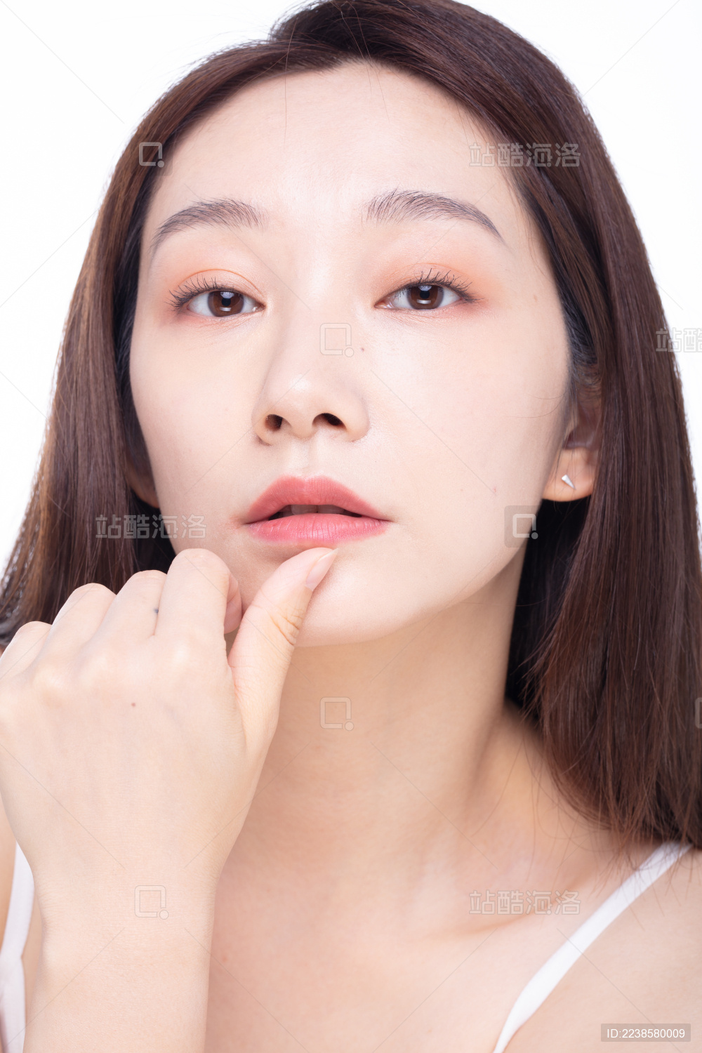 白色背景前的中国女性