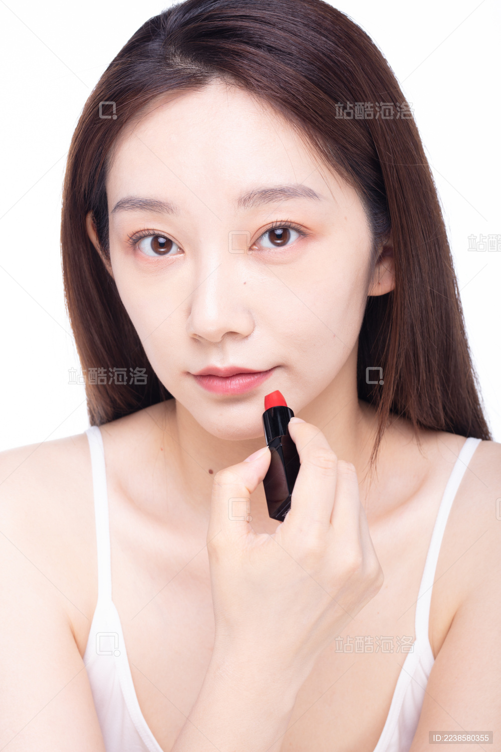 白色背景前的涂口红的女性