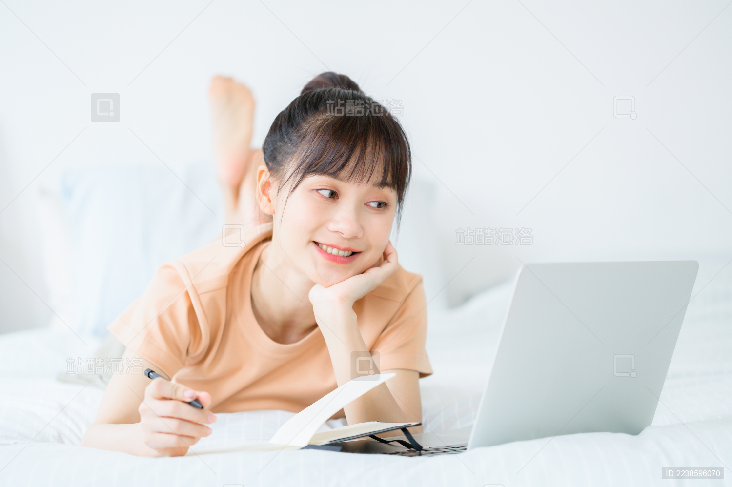 在家里使用电脑的年轻女性