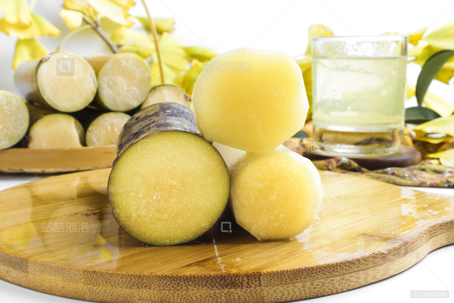 木板上放着甜甘蔗