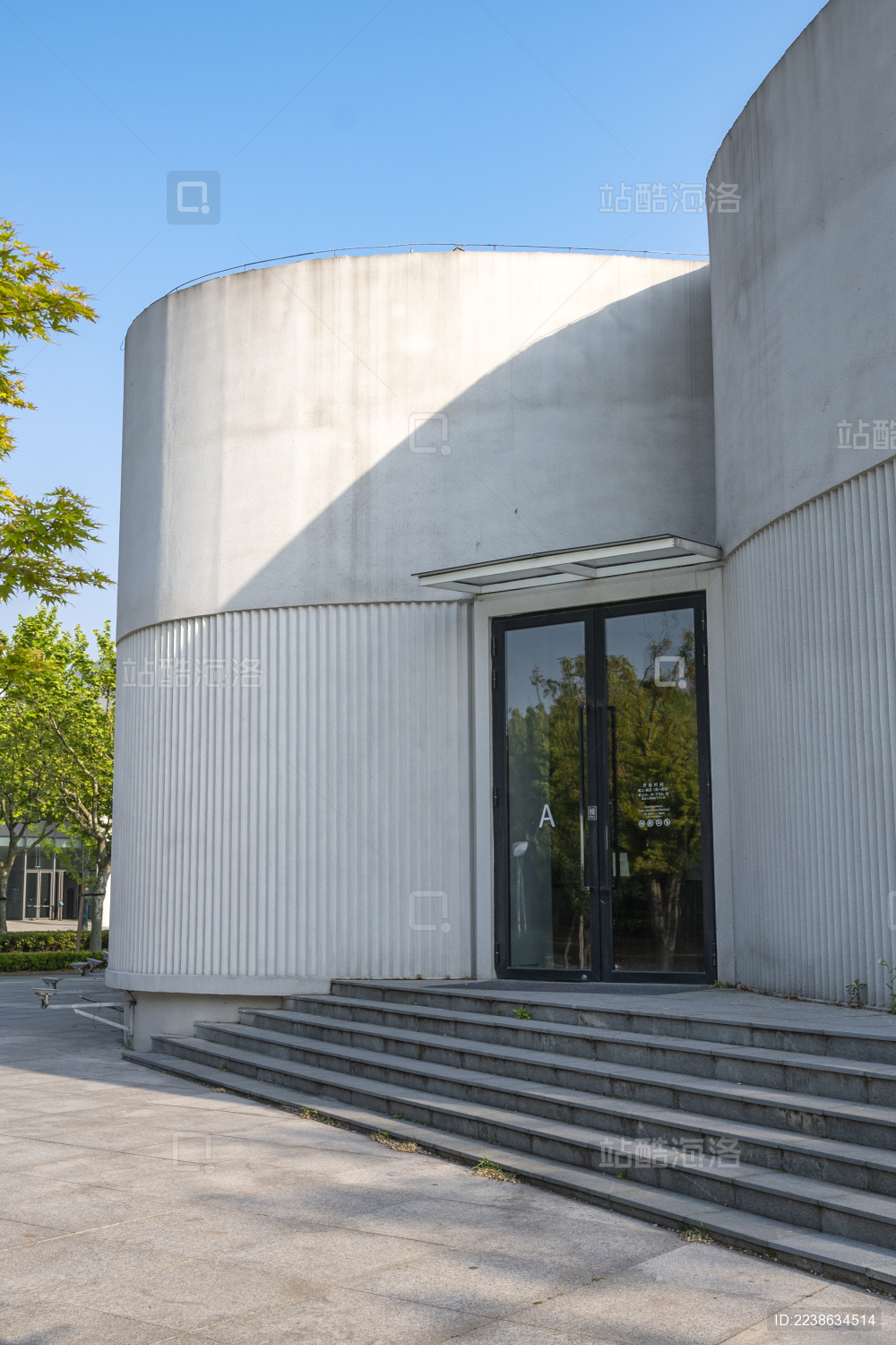 城市艺术中心建筑外形及玻璃门入口