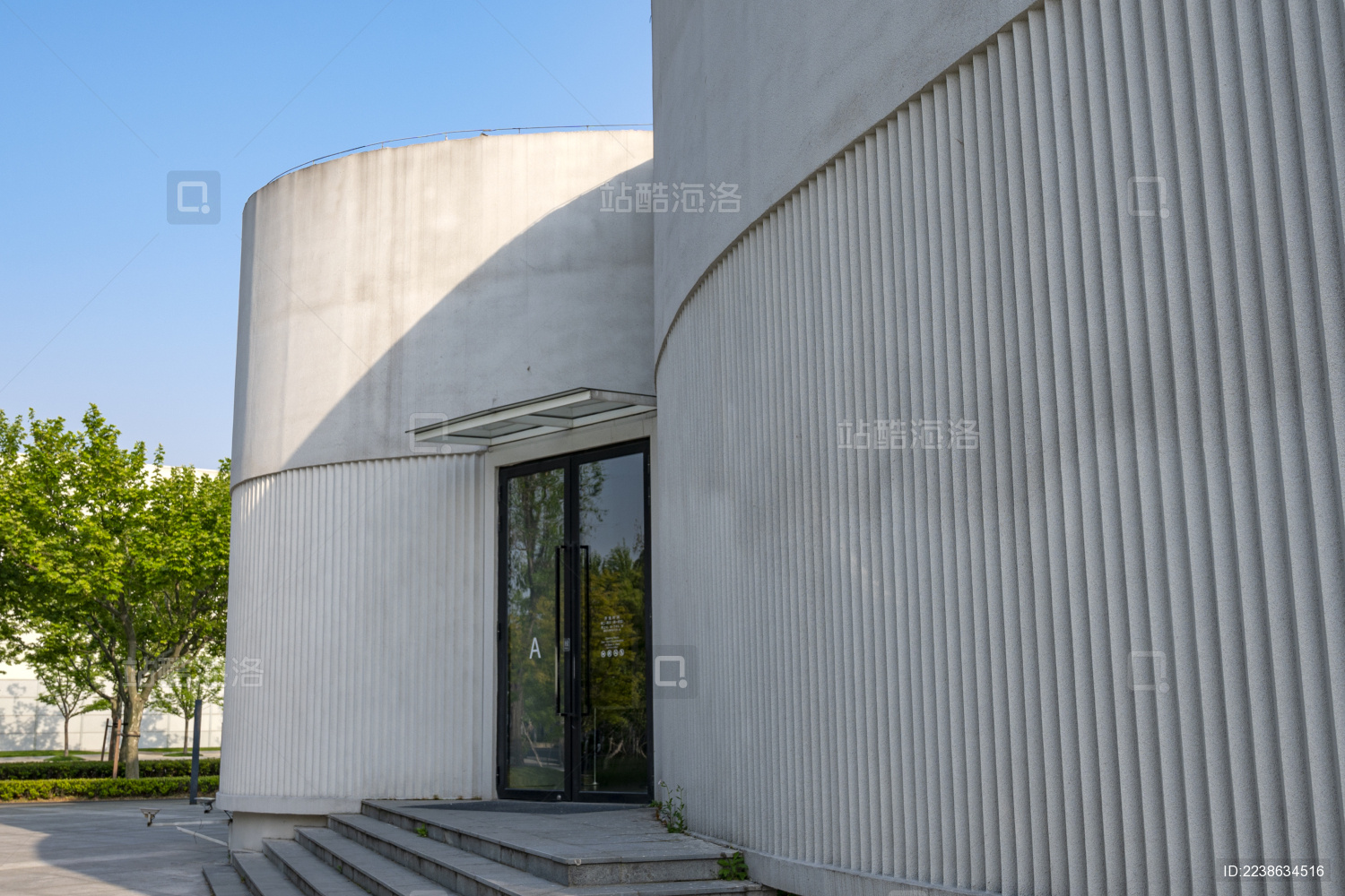 城市艺术中心建筑外形及玻璃门入口