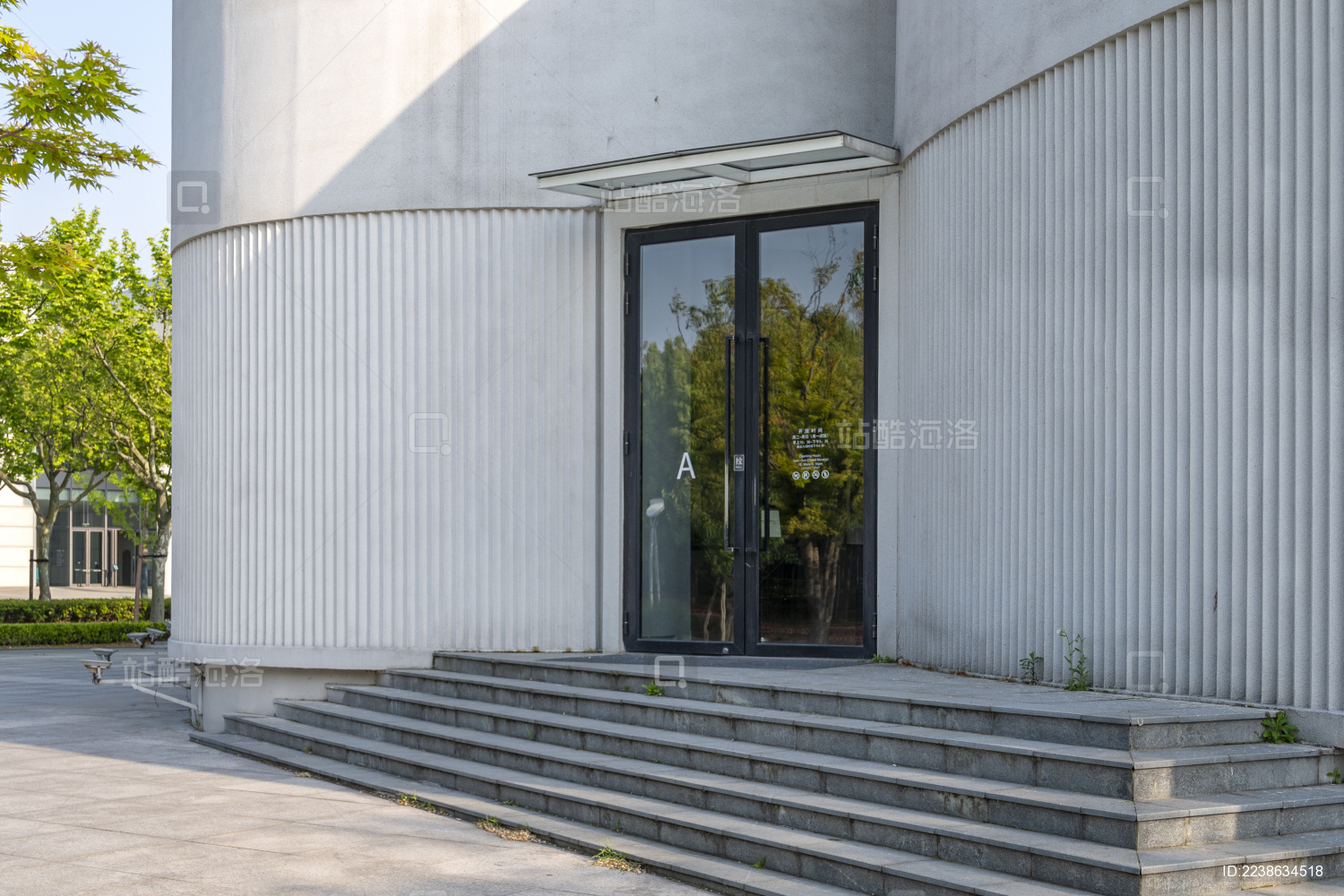 城市艺术中心建筑外形及玻璃门入口