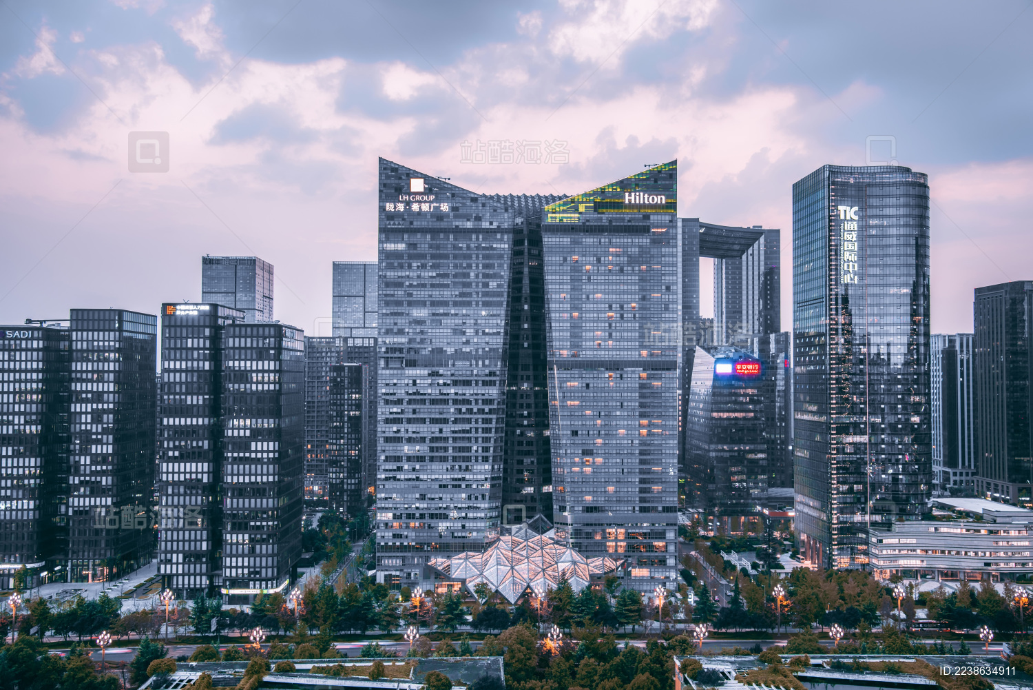 成都市希尔顿酒店及周围城市建筑群