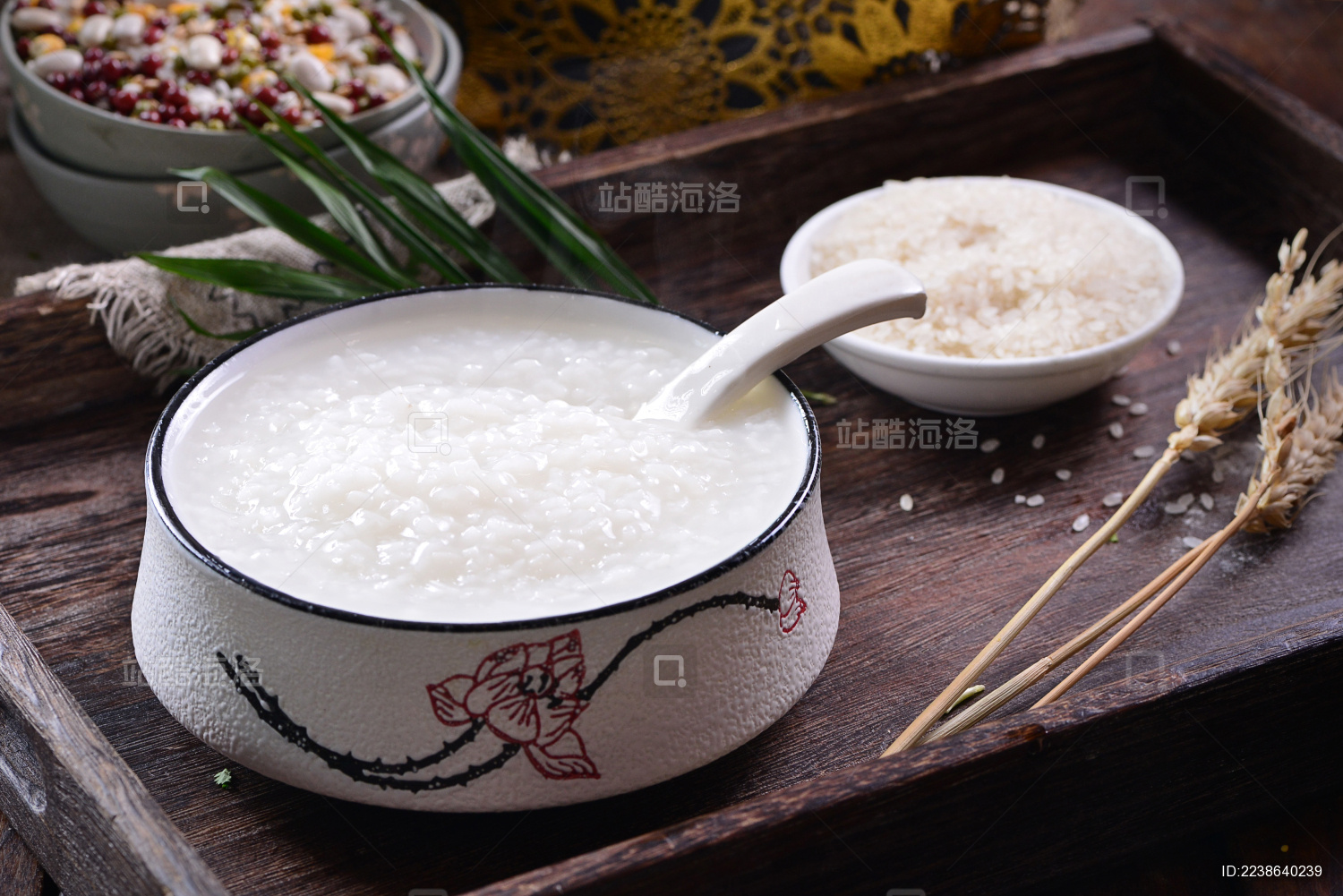 一碗大米百粥放在木制底板上