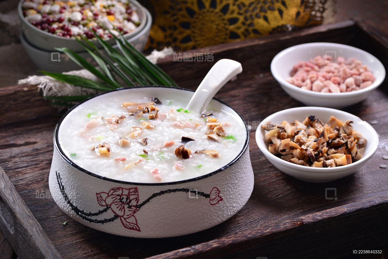 香菇瘦肉粥放在木质底板上