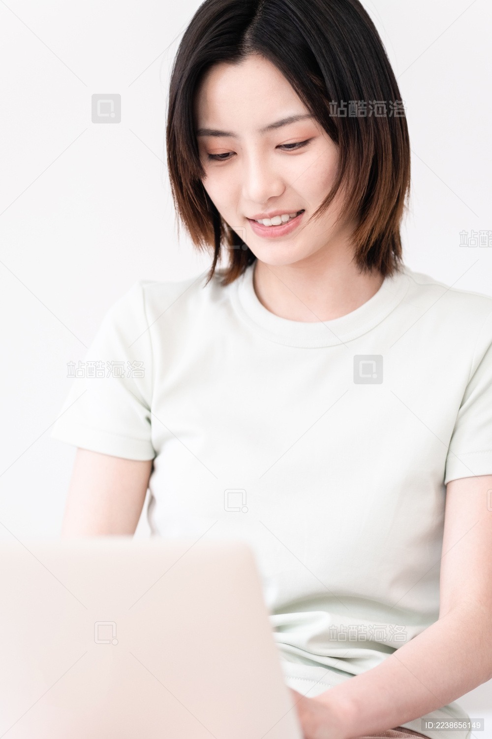 一位年轻的女生在家办公