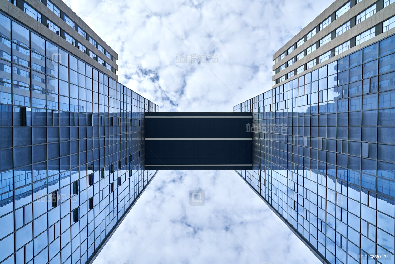 甘肃街头极具对称美的现代建筑