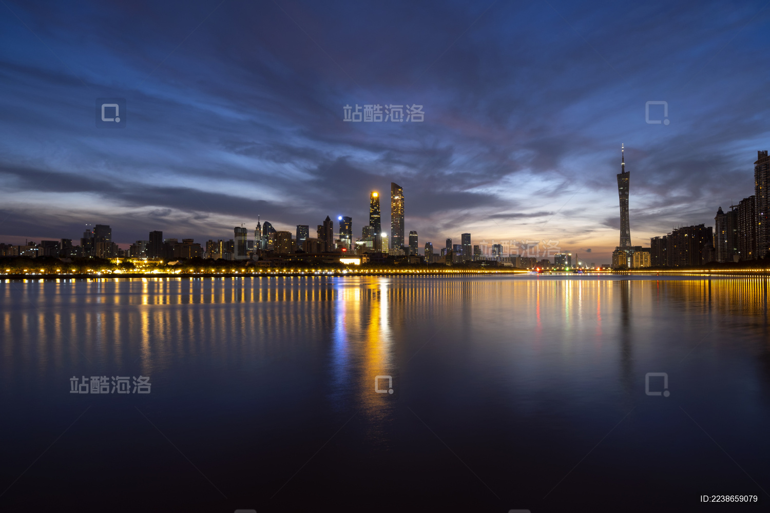 中国广州市珠江新城日出时分的城市风光